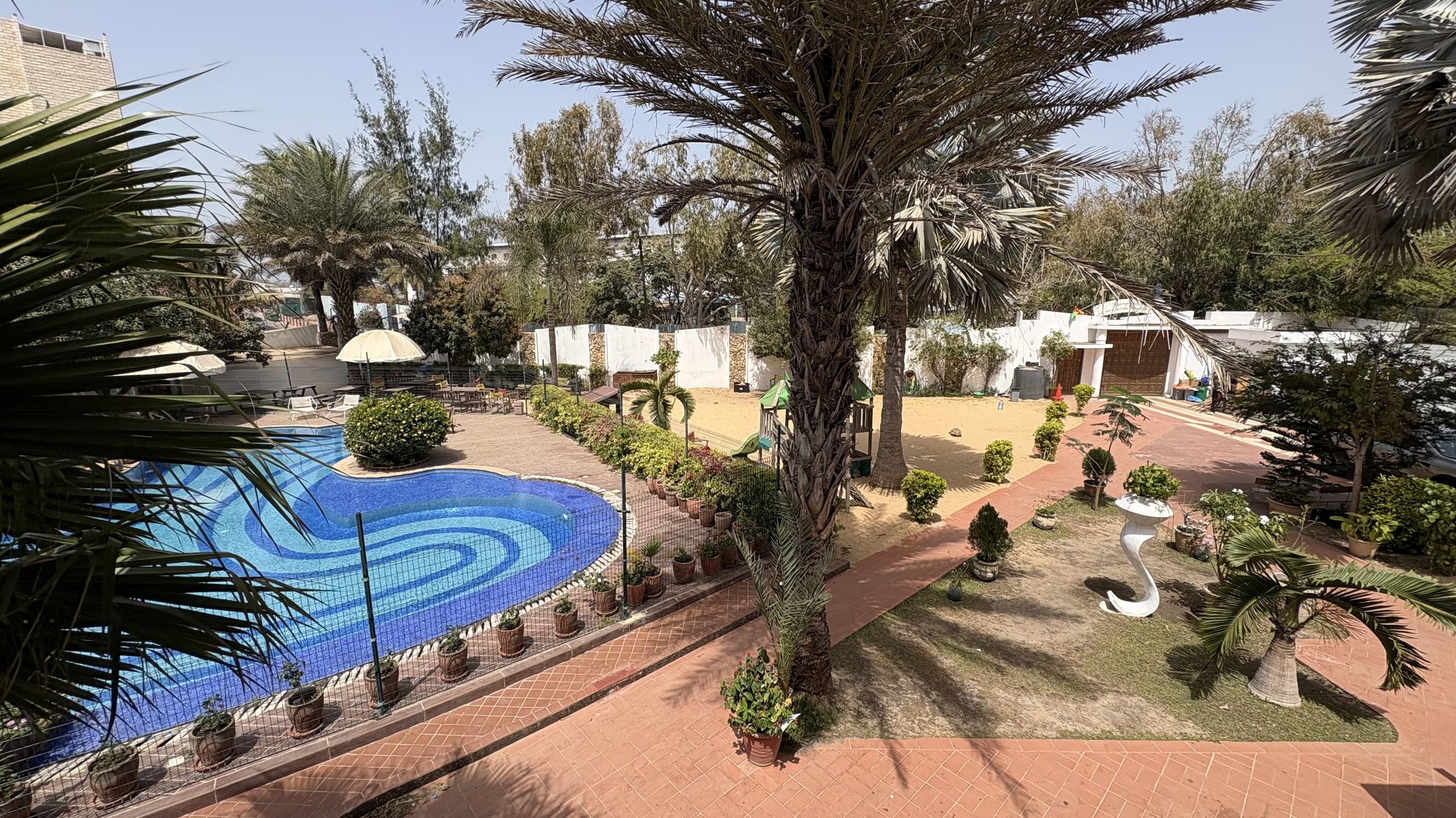 Jardin, allées et espaces extérieurs de l'École française Saint-Exupéry de Dakar