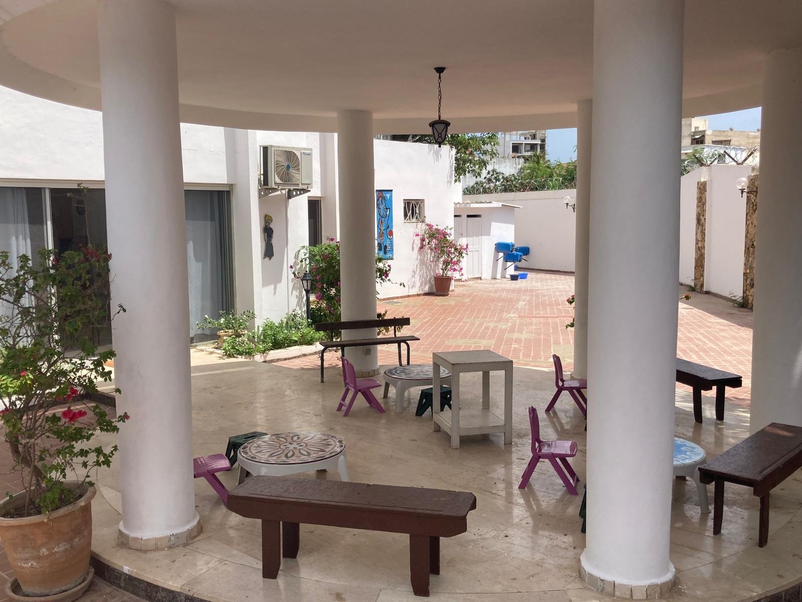 Patio et coin détente extérieur de l'École Saint-Exupéry
